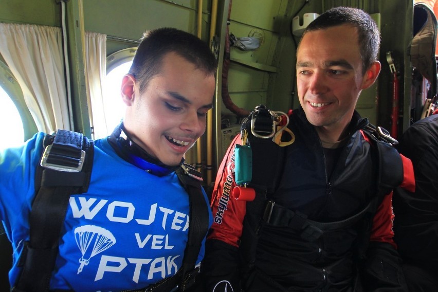 Niewidomy nastolatek ze Skarszew na 18-stkę... skoczył ze spadochronem
