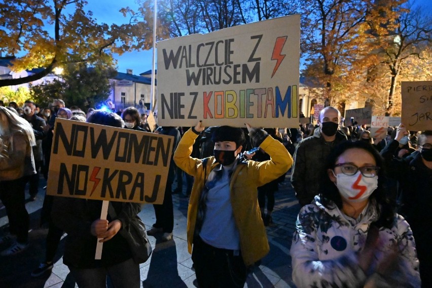 Tysiące ludzi na kolejnym marszu w obronie praw kobiet w Kielcach [ZAPIS TRANSMISJI, ZDJĘCIA]