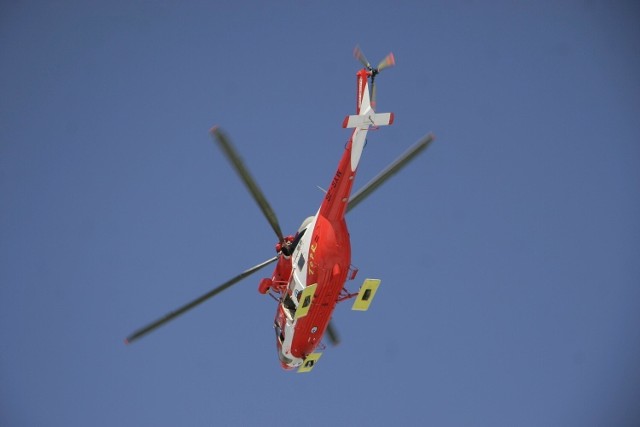 Do wypadku na drodze do Morskiego Oka TOPR wysłał śmigłowiec ratunkowy. Niestety turysty nie udało się uratować.