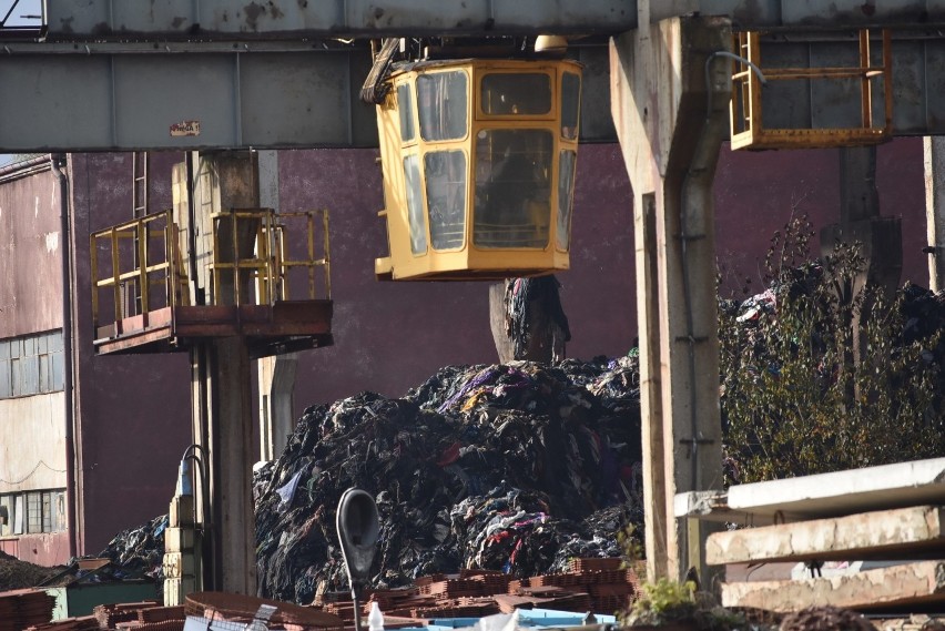 Dogaszanie pożaru odpadów w Bytomiu 28 października 2019