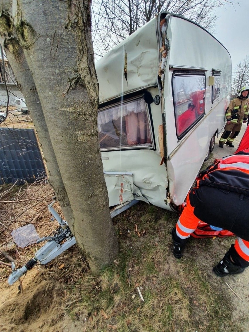 Tragedia w Czersku. Na 40-letnią kobietę, która szła chodnikiem wjechała przyczepa kempingowa