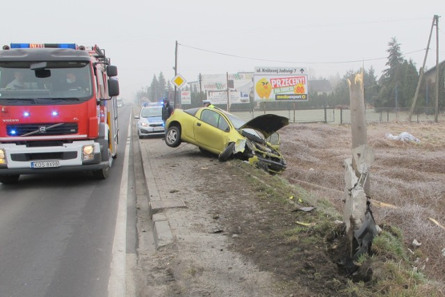 Na ul. Śląskiej w Babicach pijany kierowca opla wypadł z drogi, skosił znak drogowy i uderzył w słup telekomunikacyjny