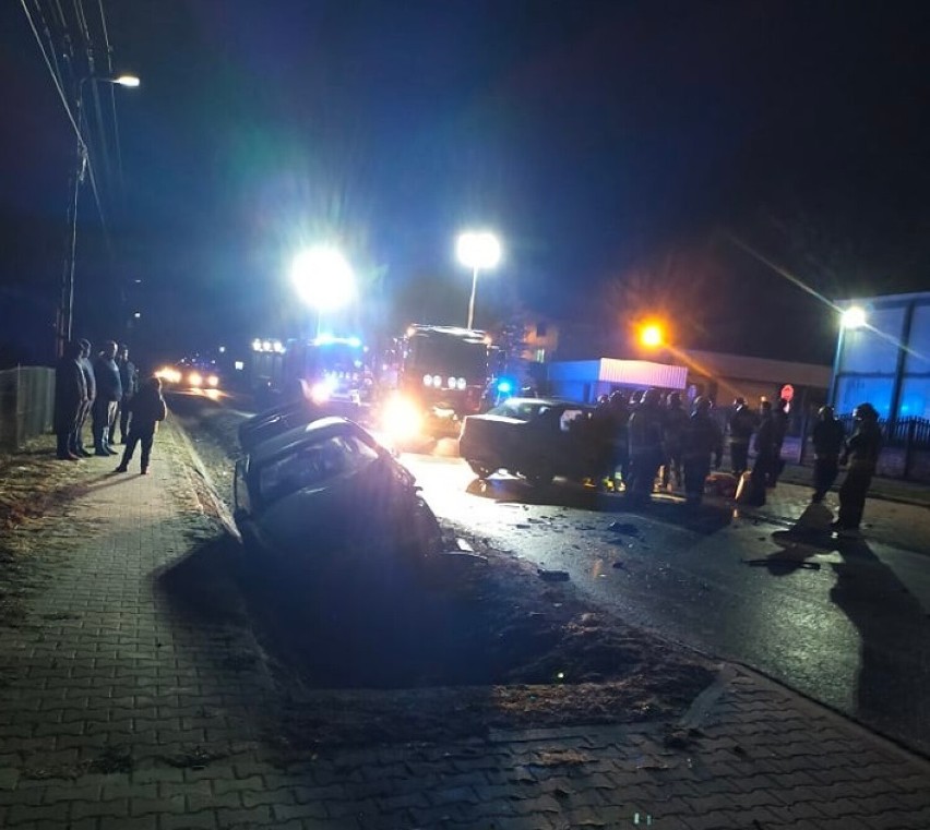 Zderzenie dwóch samochodów w Mokrsku. Poszkodowane trzy osoby ZDJĘCIA, FILM