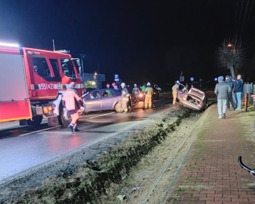 Zderzenie dwóch samochodów w Mokrsku. Poszkodowane trzy osoby ZDJĘCIA, FILM