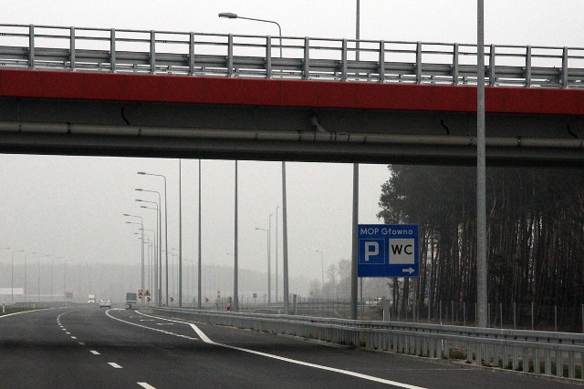 Rok 2013 może się okazać przełomowy dla jednej z najdłużej wyczekiwanych inwestycji w regionie łódzkim. W grudniu Urząd  Wojewódzki wydał nareszcie pozwolenie na budowę autostrady A1 na blisko 30-kilometrowym odcinku między Strykowem i  Tuszynem. Jeśli nie  wydarzy się coś nieprzewidzianego, wykonawca powinien do następnej zimy wykonać dużą część robót. 

Warto jednak  wspomnieć, że na dziś, opóźnienie  wynosi już 9 miesięcy, a termin z sierpnia tego roku został przesunięty na wczesne lato 2014.  Przygotowania do rozpoczęcia tej inwestycji trwały ponad 15 lat... Pod koniec 2013 r. gotowe będą już także pierwsze  odcinki trasy ekspresowej S8, łączącej Łódź z Wrocławiem. Optymizm pozwalają zachować komunikaty z "frontu robót". Budimex, który realizuje najbliższy Łodzi odcinek ze Rzgowa do Róży,  raportuje, że w połowie grudnia postęp prac sięgnął 60 proc. i  wyprzedza harmonogram. W związku z tym planowany termin zakończenia robót (5 stycznia 2014 r.) wydaje się nie być zagrożony.