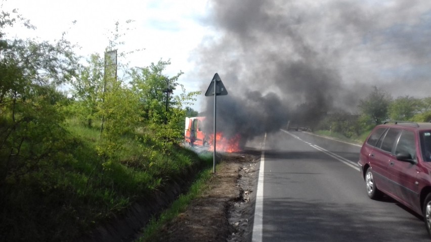 Auto spłonęło przy wjeździe na autostradę A4 na węźle Rudno