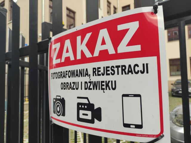 W Polsce nie obowiązuje zakaz fotografowania obiektów państwowych, z wyjątkiem ważnych dla bezpieczeństwa i obronności państwa. 

Kwestię ograniczeń w dostępie i fotografowaniu reguluje rozporządzenie Rady Ministrów z 24 czerwca 2003 r. w sprawie obiektów szczególnie ważnych dla bezpieczeństwa i obronności państwa oraz ich szczególnej ochrony. 

Zobaczcie te miejsca na kolejnych zdjęciach - kierujcie się dalej naciskając klawisze strzałek.