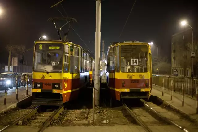 Po godz. 17 tramwaj linii 14 uszkodził sieć trakcyjną na al. Piłsudskiego (przy ul. Przędzalnianej). Naprawa trwała kilka godzin.