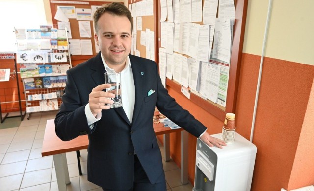 Prezydent Starachowic Marek Materek często korzysta z wodostacji marki Dafi, by ugasić pragnienie kubkiem zimnej wody filtrowanej.