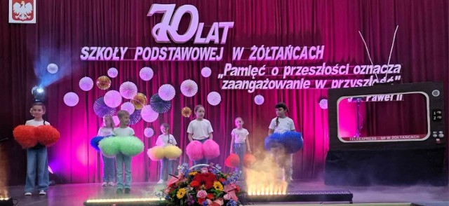 Podczas  części artystycznej uczniowie z SP w Żółtańcach zaprezentowali  swoje umiejętności wokalne, recytatorskie, taneczne, gimnastyczne i aktorskie.