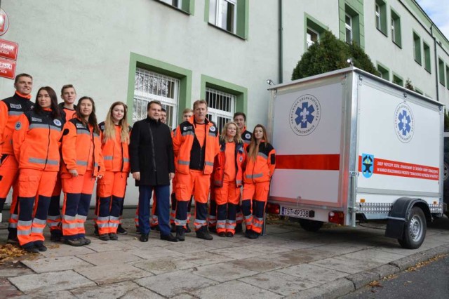 Ratownicy z Harcerskiej Grupy Ratowniczej Starachowice oficjalnie otrzymali przyczepę ratowniczą. Przekazał ją prezydent Marek Materek.