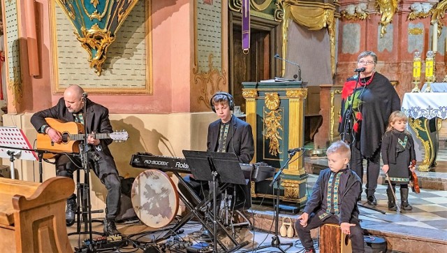 Niedzielny koncert zespołu The Fedor Family w kościele  św. Ludwika we Włodawie był źródłem pięknych artystycznych doznań.