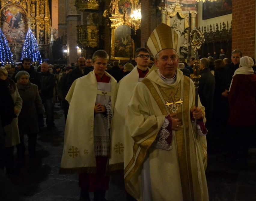 Biskup pelpliński Ryszard Kasyna przewodniczył Pasterce. Mówił o pomocy drugiemu człowiekowi. FOTO
