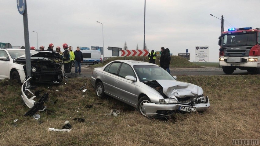 Wypadek w Opolu. Zderzyły się dwa auta, dwie osoby ranne [zdjęcia]