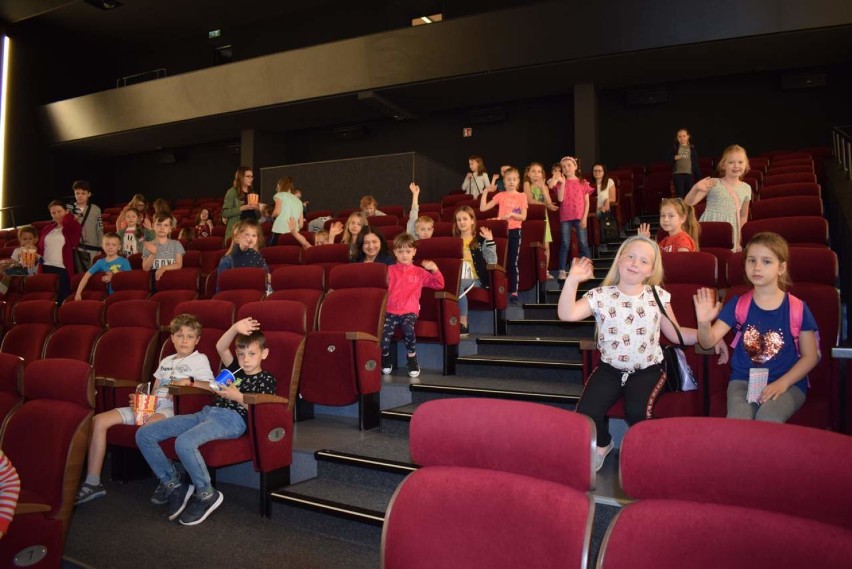 Klubowicze DKK i najaktywniejsi czytelnicy biblioteki w Osjakowie w nagrodę pojechali do kina w Wieluniu[FOTO]