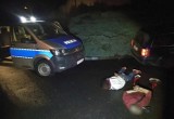 Pościg za złodziejem samochodu w powiecie głubczyckim. 22-latek wjechał volkswagenem do Czech, urwał koło, miał narkotyki