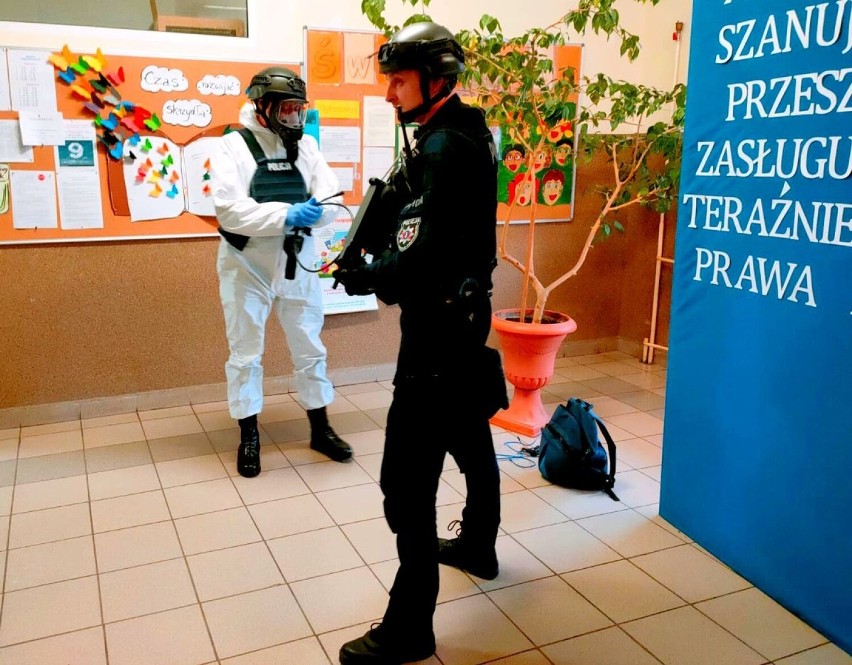Chwile grozy w szkole podstawowej w Białej Rawskiej. Alarm bombowy, nieznany plecak i telefon z groźbami