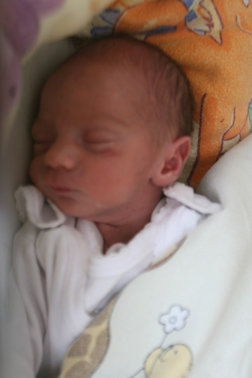 Konrad Ryt, syn Justyny i Tomasza, urodził się 21 maja....