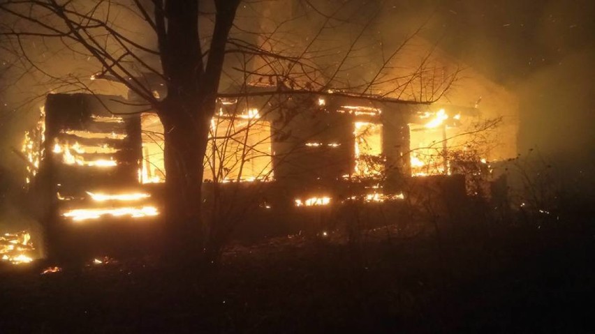 Gmina Malbork. Nocny pożar opuszczonego budynku w Pielicy [ZDJĘCIA]