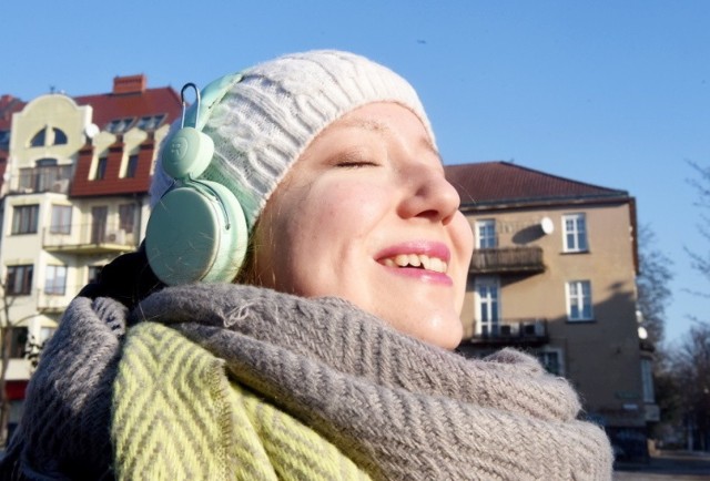 Zielona Góra zimą zachwyca. Szczególnie, gdy spadnie trochę śniegu i na niebie pojawi się słońce. Zobaczcie, jak miasto wyglądało w niedzielę, 20 stycznia. 

Za piękną pogodą stoi wyż, który jednak sprawia, że jest dość mrożnie. Jak długo utrzyma się taka pogoda? Czy przybędzie białego puchu? Zobaczcie prognozę na najblizsze dni:

