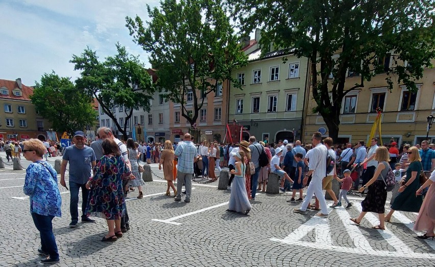 Procesja Bożego Ciała w katedrze w Łowiczu olśniewała kolorami strojów uczestników