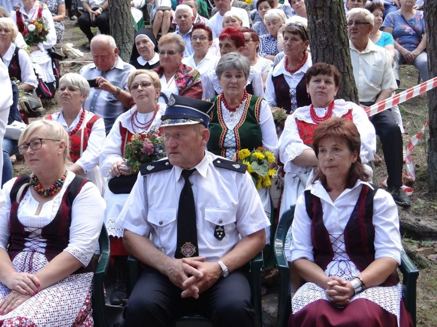 Rzesze wiernych na uroczystej mszy przy Źródełku Objawienia [ZDJĘCIA]