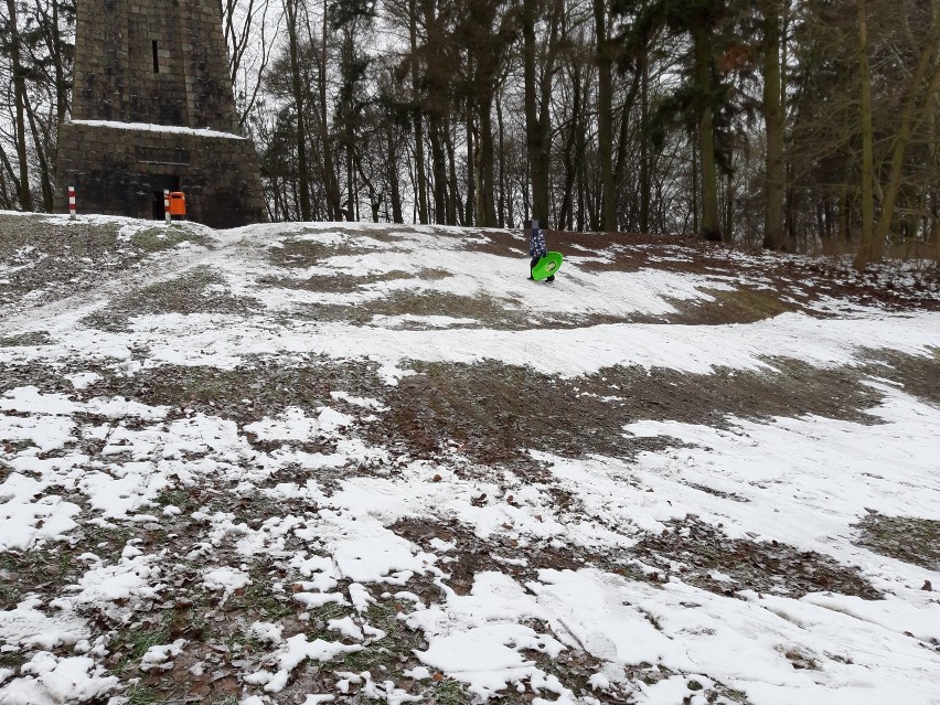 Górka koło wieży Bismarcka w Szczecinku dla saneczkarzy