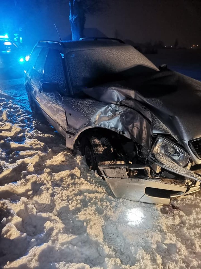 Wypadek w Sulnówku. Samochód uderzył w Drzewo