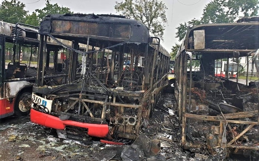 Trzy autobusy miejskie spłonęły w zajezdni MPK w Nowym Sączu. Co się tam stało? [ZDJĘCIA]