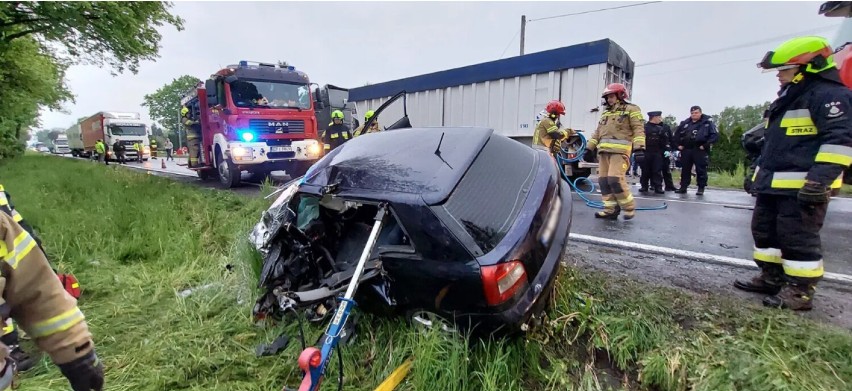 Wypadek na DK 12 w Poniatowie. Zderzenie samochodu ciężarowego z osobowym. Jedna osoba ranna