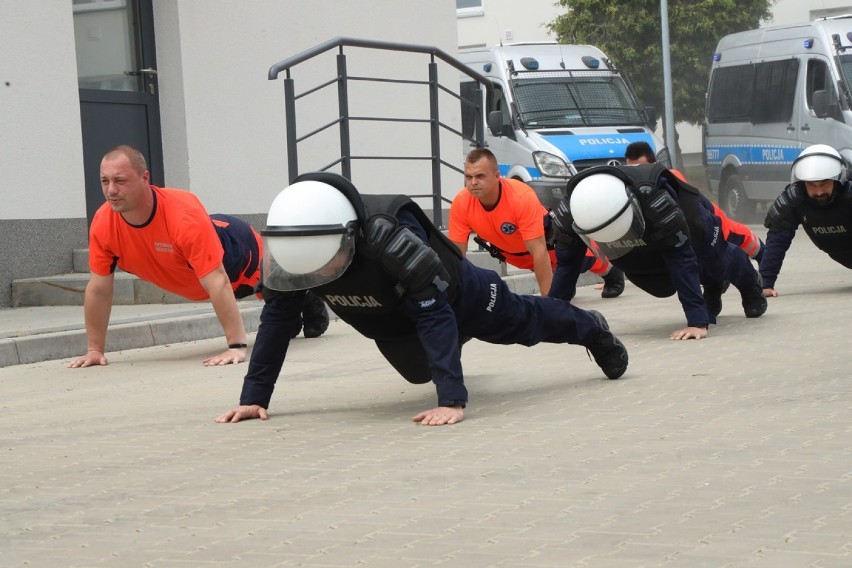Policjanci z Legnicy „pompowali" w #GaszynChallenge.
