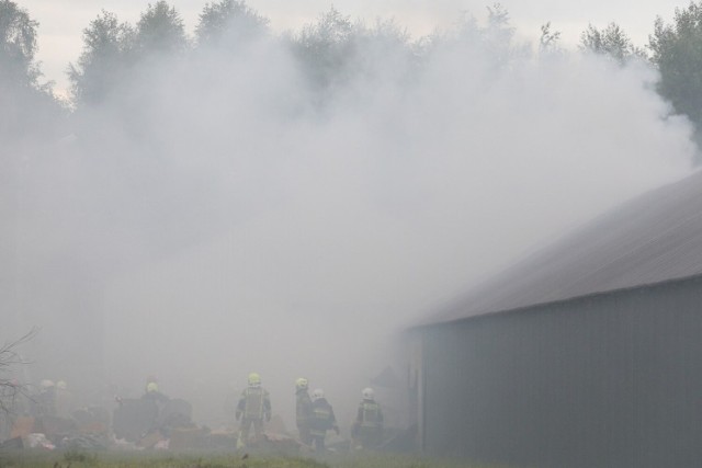 Pożar hali magazynowej pod Warszawą. Z żywiołem walczyło 92 strażaków