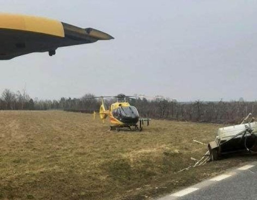 Śmiertelny wypadek w powiecie rawskim! Kobieta była reanimowana w pojeździe. Dwie osoby nie żyją! ZDJĘCIA