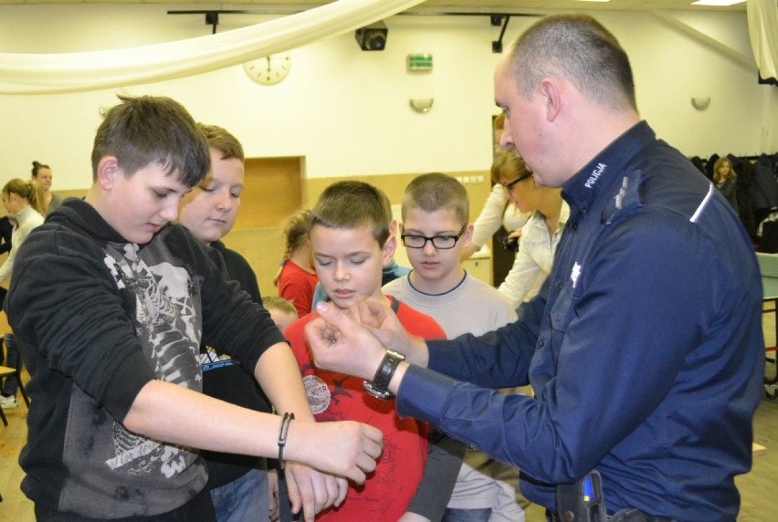 Policjanci uczą jak bezpiecznie spędzić ferie