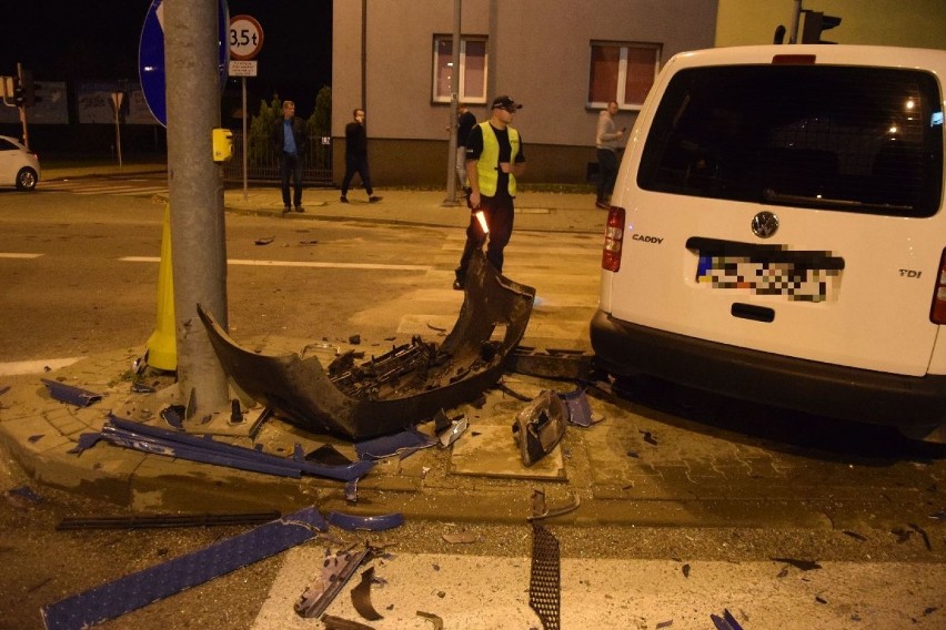 Wypadek na skrzyżowaniu w Kielcach. Ciężarówka uderzyła w auto