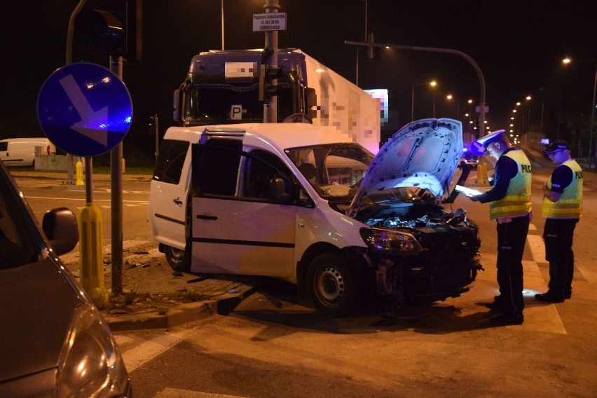Wypadek na skrzyżowaniu w Kielcach. Ciężarówka uderzyła w auto