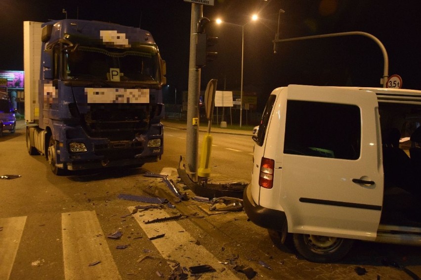 Wypadek na skrzyżowaniu w Kielcach. Ciężarówka uderzyła w auto