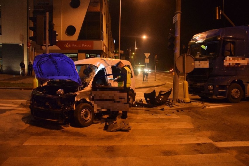 Wypadek na skrzyżowaniu w Kielcach. Ciężarówka uderzyła w auto