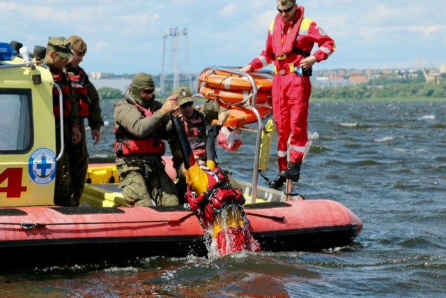 Terytorialsi razem ze szczecińskim WOPR na patrolach wodnych w Szczecinie.