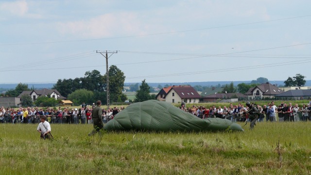 Mieszkańcy licznie przybyli na ul. Sadową, by zobaczyć skoki spadochroniarzy