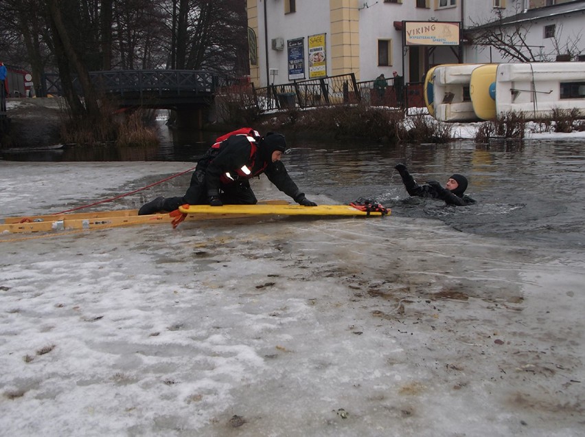 Ćwiczenia strażackie na zamarzniętym jeziorze Łagowskim