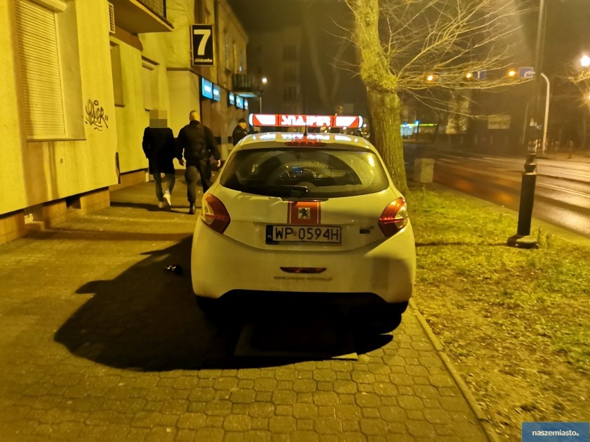 Pijany 25-latek kierując fordem uderzył w budynek na ulicy Chopina we Włocławku. Próbował uciec i znieważył policjantów [zdjęcia]