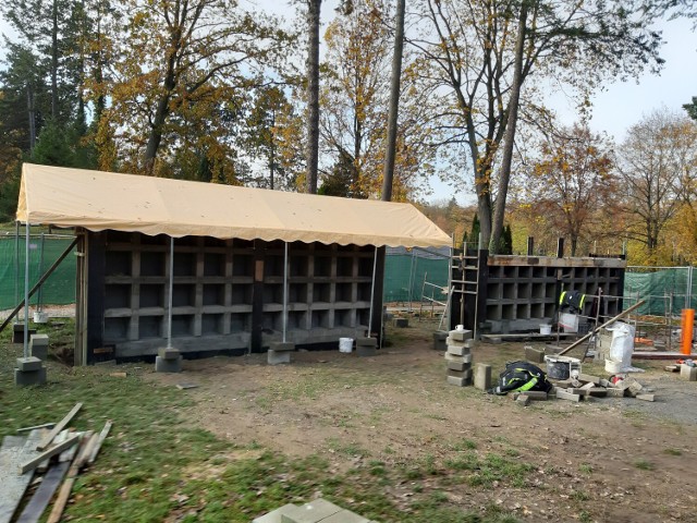 Nowe kolumbaria na szczecineckim cmentarzu w budowie