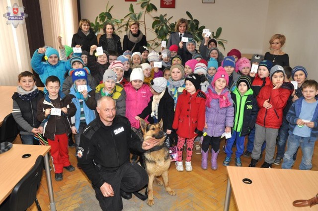 Dzieci ze Szkoły Podstawowej w Gościeradowie odwiedziły kraśnicką komendę