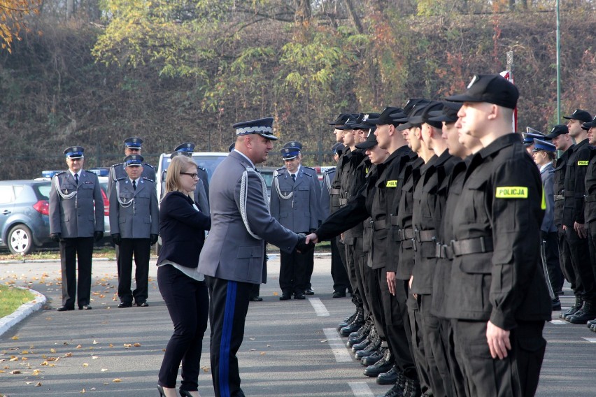 Kraków: ślubowanie małopolskich policjantów. Mamy 90 nowych mundurowych [ZDJĘCIA]