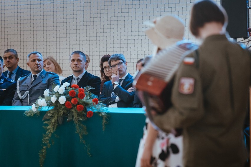 Tymbark. Wizyta wiceministra obrony narodowej na ślubowaniu uczniów ZS 
