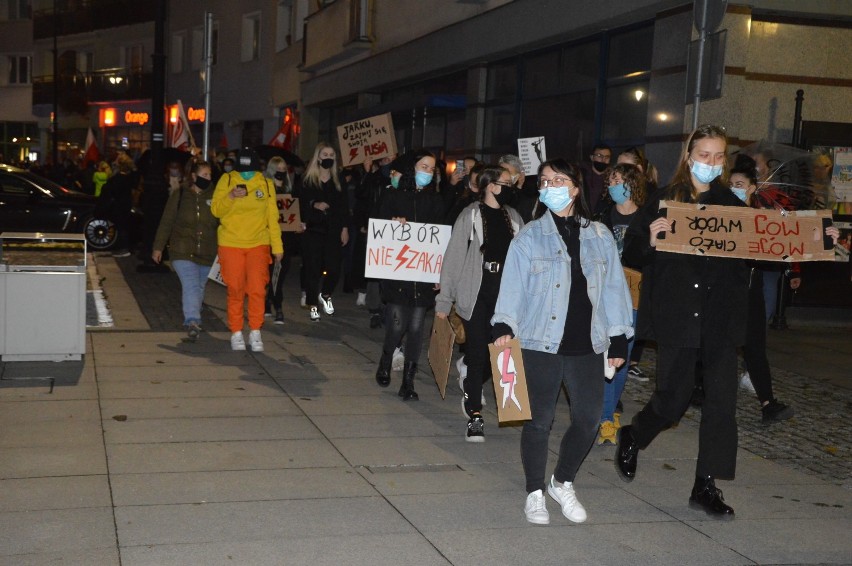 Duża manifestacja przeszła przez Nysę. To protest przeciw wyrokowi TK w sprawie aborcji