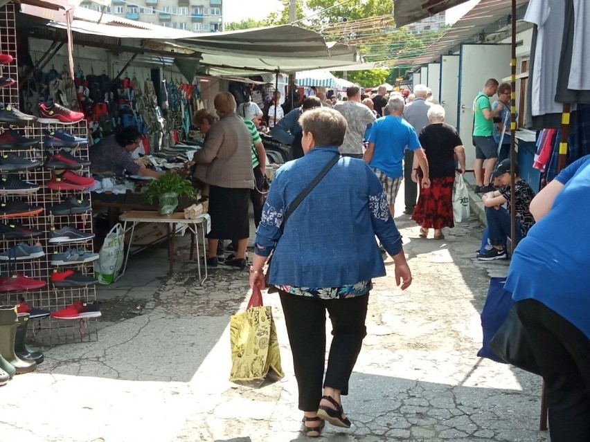 Dużo ludzi na kieleckich bazarach w piątek 17 czerwca. Co szło najlepiej? Kolejki po ubrania i świeże owoce. Zobacz zdjęcia 