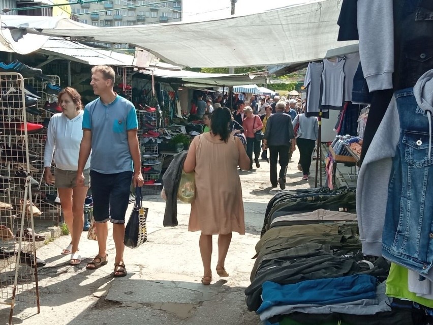 Dużo ludzi na kieleckich bazarach w piątek 17 czerwca. Co szło najlepiej? Kolejki po ubrania i świeże owoce. Zobacz zdjęcia 