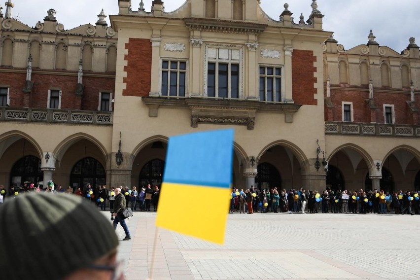 Kraków. Na Rynku Głównym utworzono żywy łańcuch solidarności z Ukrainą